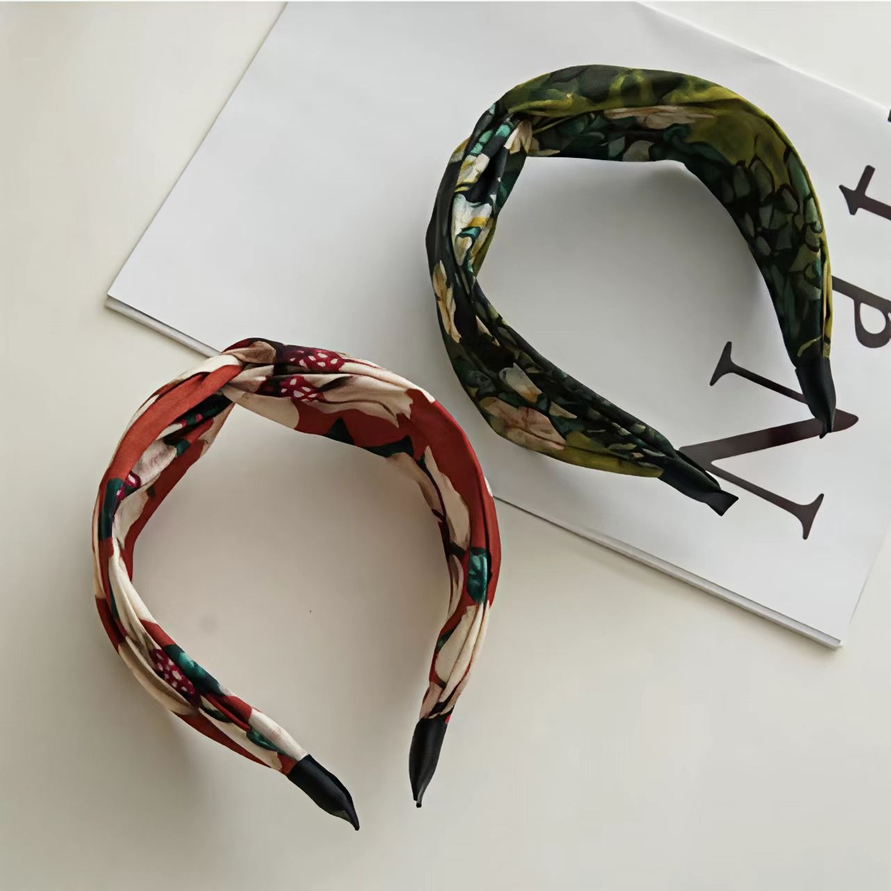 Vintage-Stirnband im Ölgemälde – Vintage Fashion Photos Bewertung und Preis